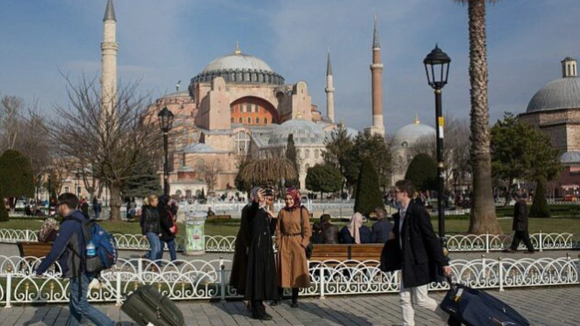 Turismul şi economia Turciei suferă de pe urma atentatelor şi înrăutăţirii relaţiilor cu Rusia
