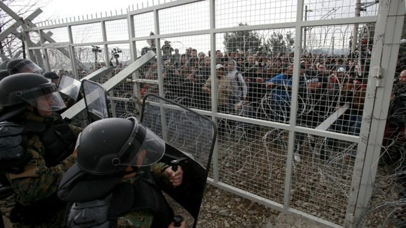 Violenţe la Idomeni. Refugiaţii au încercat din nou să forţeze intrarea în Macedonia