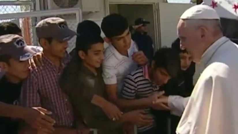 Vizită istorică: Papa Francisc a mers pe Insula Lesbos. S-a întors la Vatican cu 12 refugiaţi din Siria