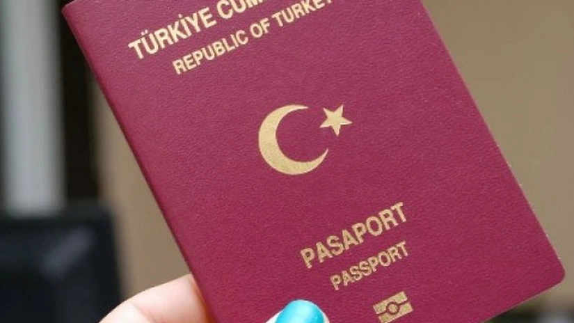 Ankara cere Uniunii Europene eliminarea vizelor pentru cetăţenii turci, din octombrie