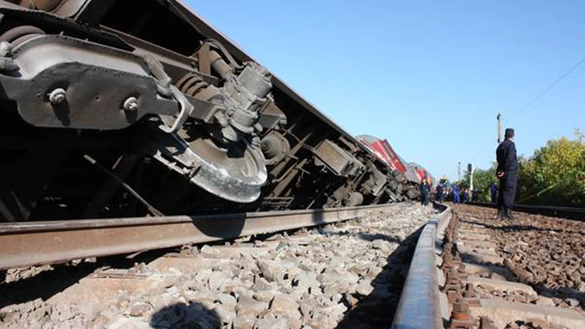 Ultimele două vagoane ale unui tren de călători au deraiat în judeţul Hunedoara. O persoană a fost rănită