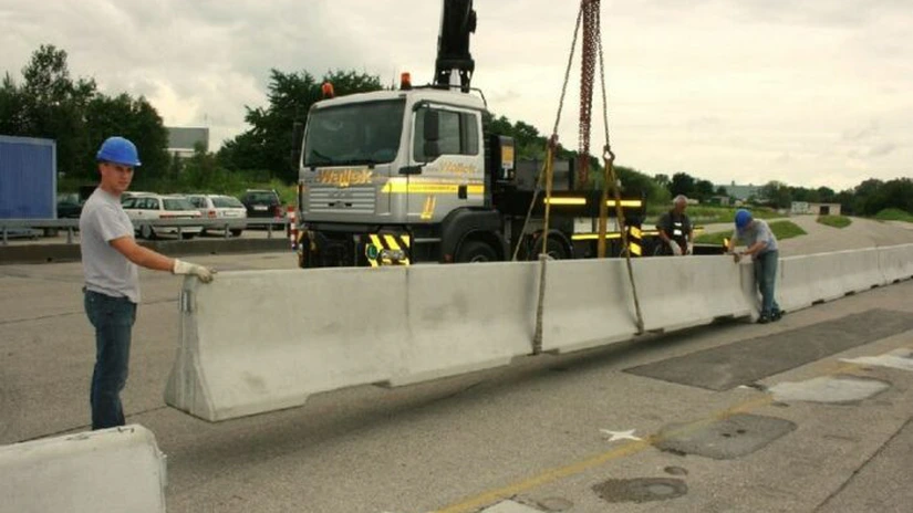 CNADNR începe de luni să monteze parapete pe DN1 între pasajul Băneasa şi podul de la Otopeni