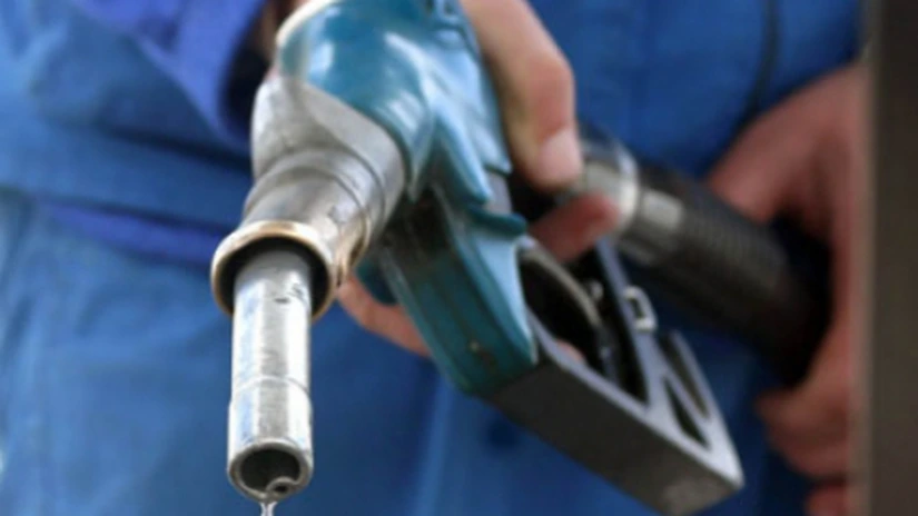 Carburanții încep să se scumpească. Petrom a crescut prețurile cu 4 bani pe litru, ca urmare a scumpirii petrolului