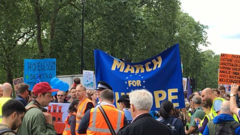 Brexit: Zeci de mii de britanici, în stradă pentru a demonstra împotriva ieşirii Regatului Unit din UE