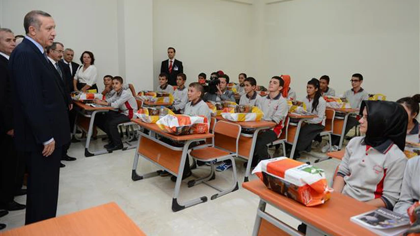 Turcia: Peste 15.000 de angajaţi din Educaţie au fost demişi. Licenţele posturilor ce au legături cu Gulen au fost anulate