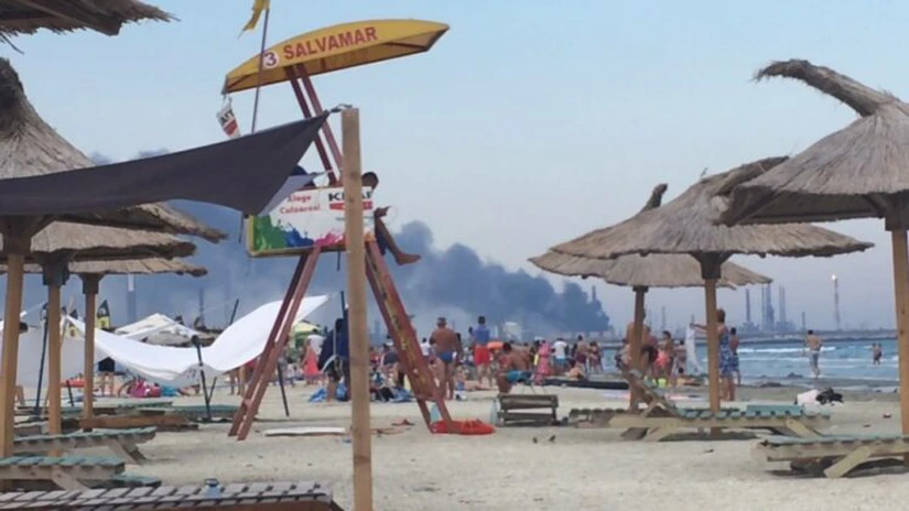 Rompetrol: Emisiile din aer în urma incendiului de la Petromidia nu pun în pericol turiştii aflaţi pe litoral