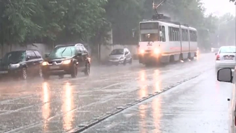 Capitala, sub cod portocaliu de vijelii. Tramvaiele 7, 23, 27 şi 47, blocate de ape în zona 11 Iunie