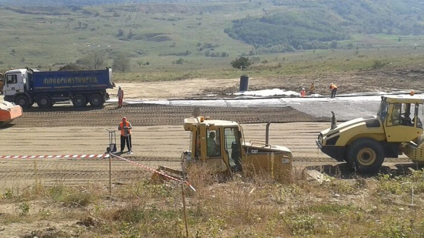 Bonusuri de 40.000 de euro pentru angajaţii de la Drumuri care au reparat groapa din autostrada Sibiu-Orăştie