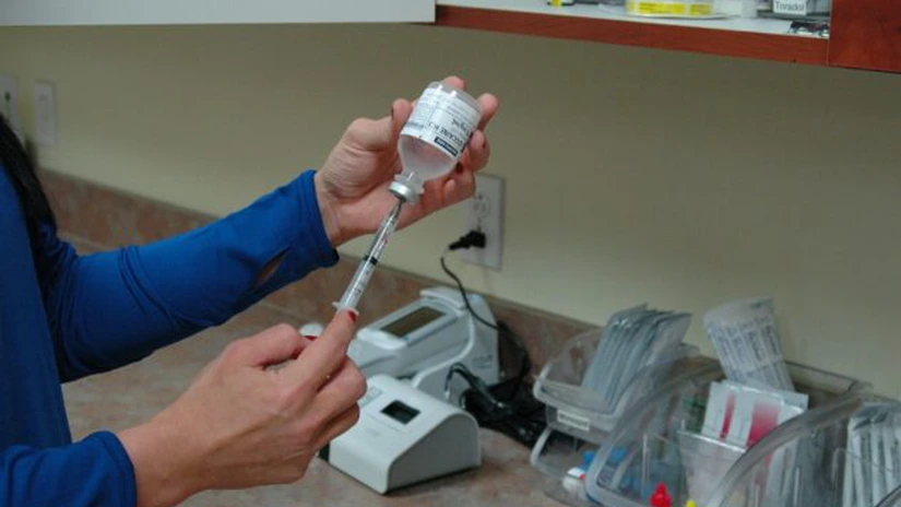 Voiculescu: Ministerul Sănătăţii îşi va asuma responsabilitatea în cazul în care vaccinul are efecte secundare