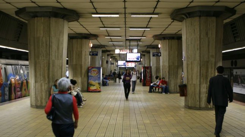 UPDATE: Staţiile de metrou Eroilor şi Unirii au fost evacuate. Circulaţia trenurilor a fost reluată