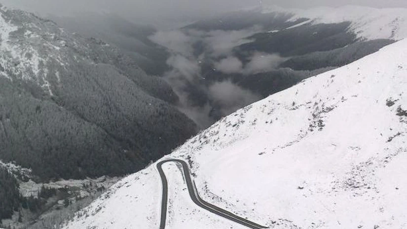 Drumarii au început deszăpezirea pe Transfăgărăşan. Strat de zăpadă de peste 10 centimetri în unele locuri