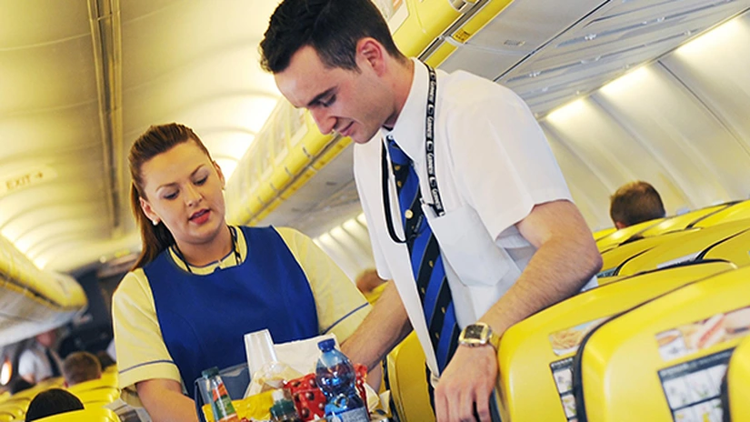 Ryanair angajează 100 de oameni fără experienţă. Compania aeriană oferă prime la angajare de 1.200 euro