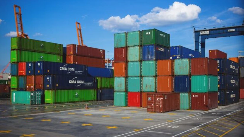 Deficitul comercial urcă la 7,9 miliarde de euro la 10 luni. Exporturile, în creştere cu 4,1%, iar importurile cu 6,4%