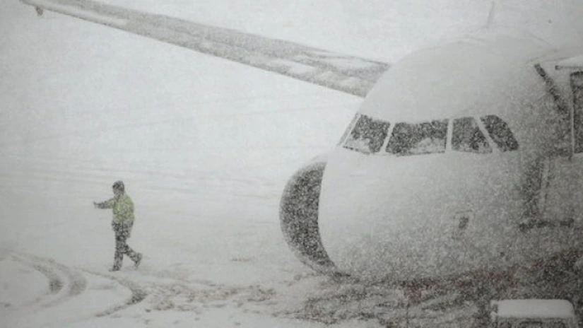 Zeci de zboruri anulate la Bruxelles din cauza căderilor abundente de zăpadă