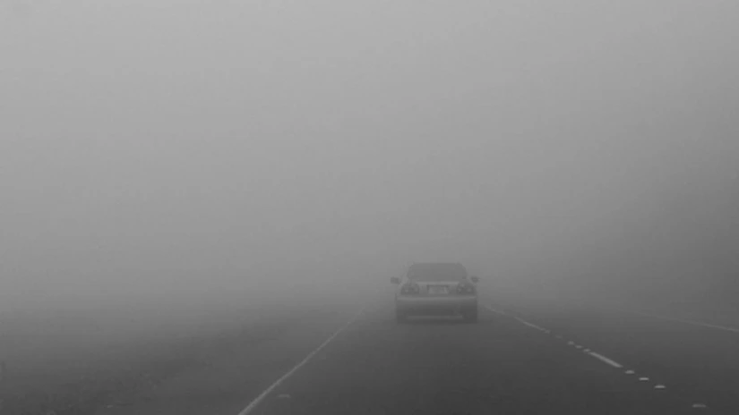 Cod galben de ceaţă densă, chiciură şi polei în Bucureşti şi 27 de judeţe, marţi dimineaţa. Unde se circulă cu dificultate
