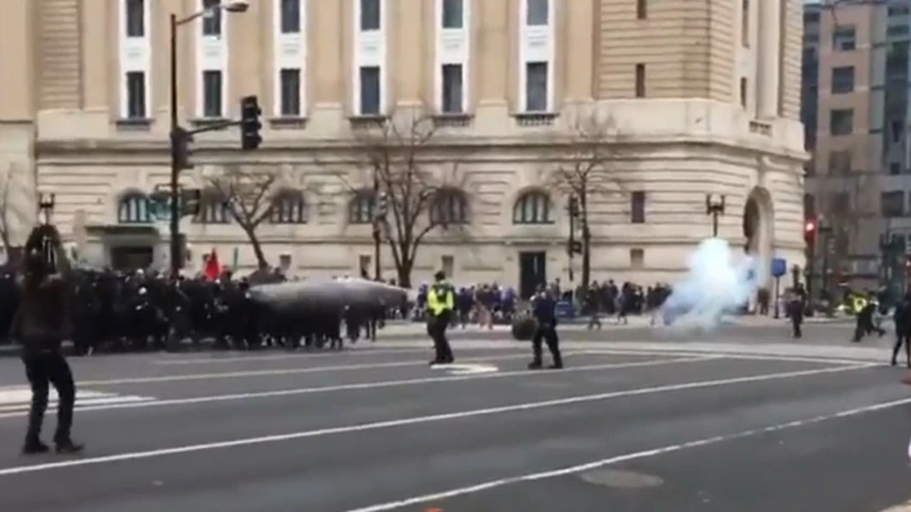 Aproximativ 90 de persoane reţinute în urma violenţelor, care au izbucnit la protestele anti-Trump