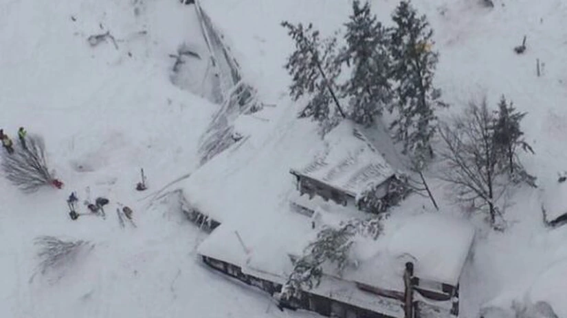 Trei români, în hotelul lovit de avalanşă în Italia