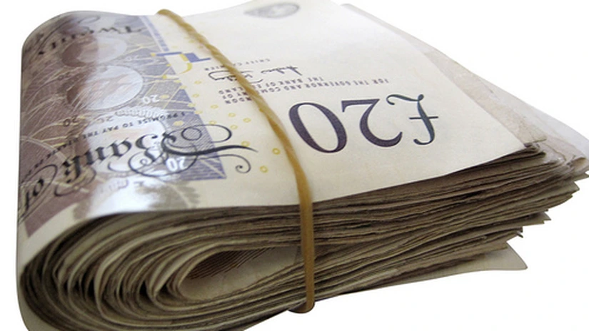 Lira sterlină de depreciază masiv şi se îndreaptă spre minimumul ultimilor 32 de ani
