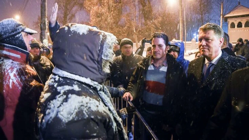 Preşedintele Iohannis a mers la protestatarii de la Palatul Cotroceni