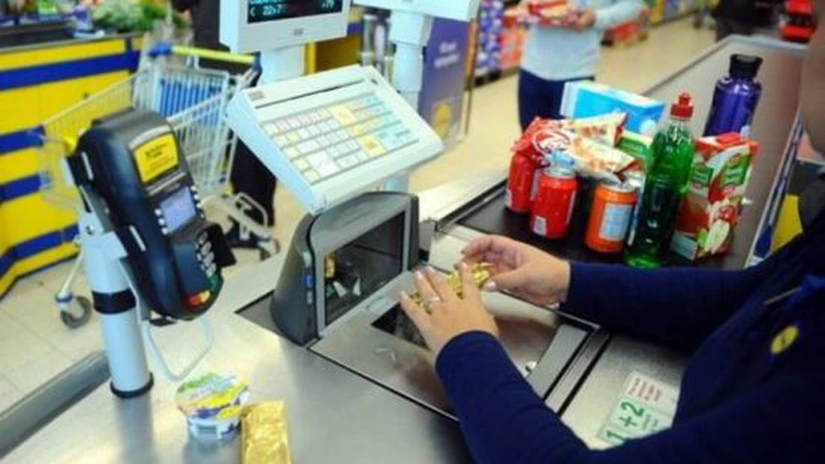 O nouă tendinţă pe piaţa muncii: hypermarketurile angajează vârstnici pe postul de casier