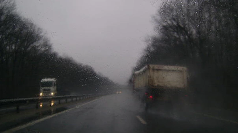 Infotrafic: Plouă torențial pe Autostrada București - Constanța