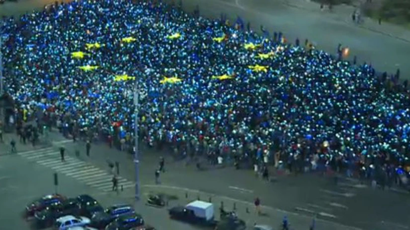 A 27-a zi de proteste în Piaţa Victoriei. Oamenii au realizat din hârtii colorate, luminate cu telefoanele mobile, steagul Uniunii Europene