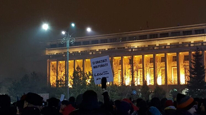 Proteste joi seară în Bucureşti şi în mai multe oraşe din ţară. 80.000 de oameni în Piaţa Victoriei, 200.000 în toată ţara