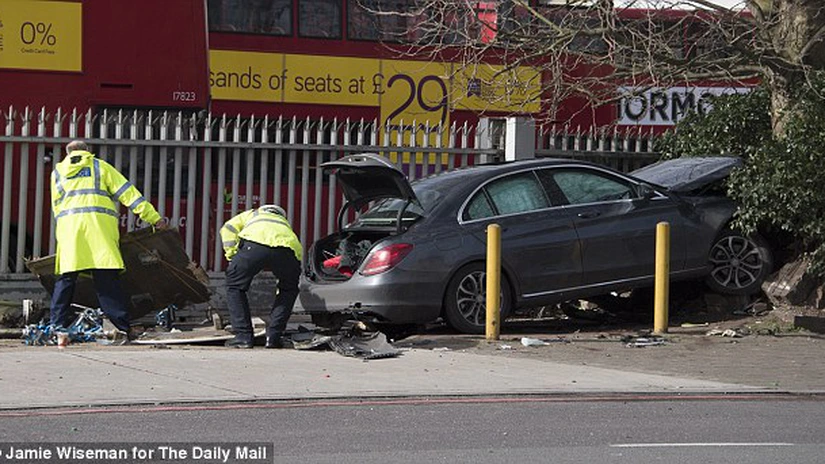 Cinci români răniți la Londra. Martorii spun că au fost loviți intenționat cu mașina, un român este în spital