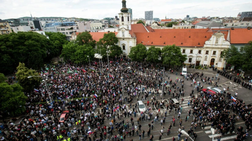 Mii de persoane au demonstrat în Slovacia împotriva corupţiei. Protestele, inspirate de manifestaţiile anti-corupţie din România