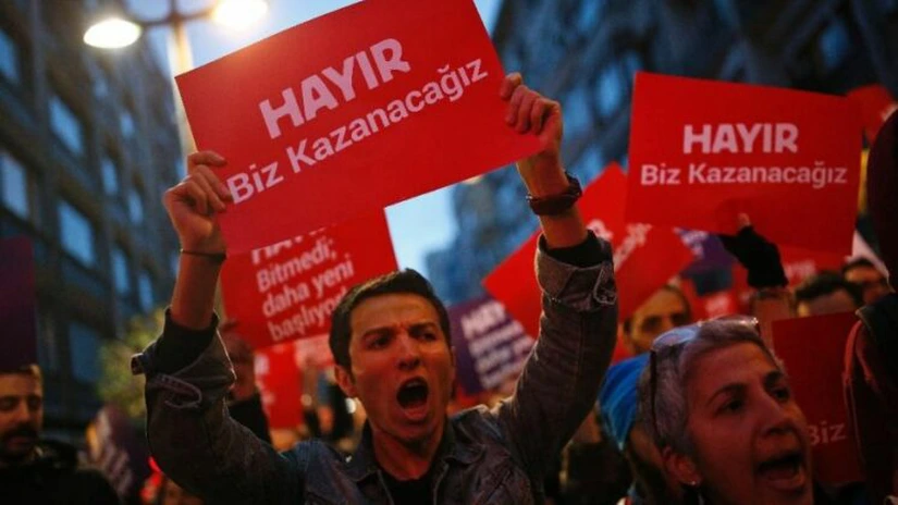 Mii de turci au continuat protestele pentru a doua noapte faţă de rezultatele referendumului constituţional