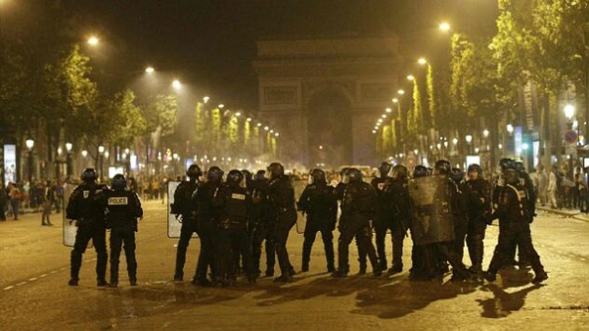 Focuri de armă pe Champs Elysees. Un poliţist a fost ucis şi unul rănit