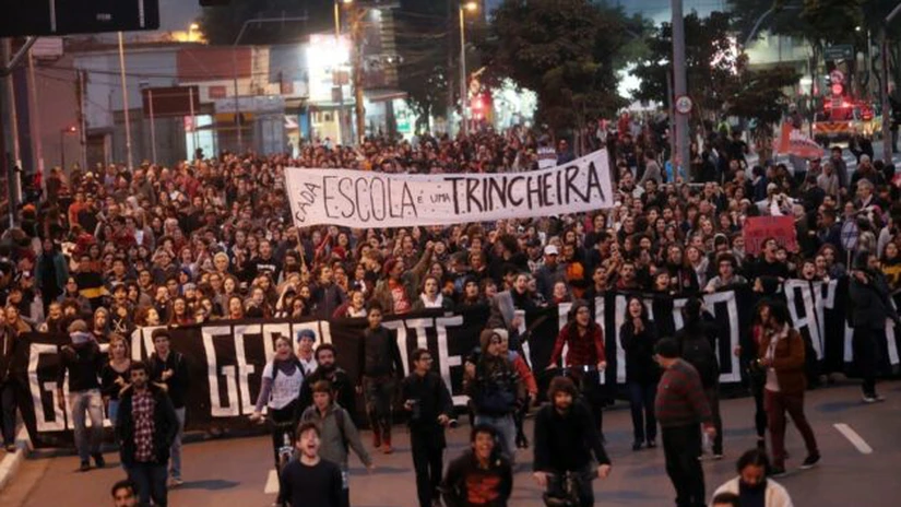 Proteste violente şi grevă generală în Brazilia