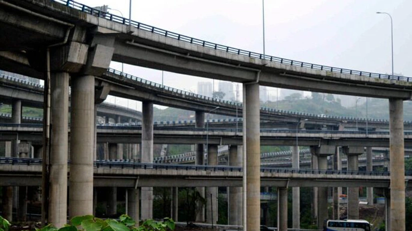 Chinezii au terminat cel mai complex nod rutier din lume. Opt autostrăzi se conectează pe cinci nivele, prin 20 de rampe - VIDEO