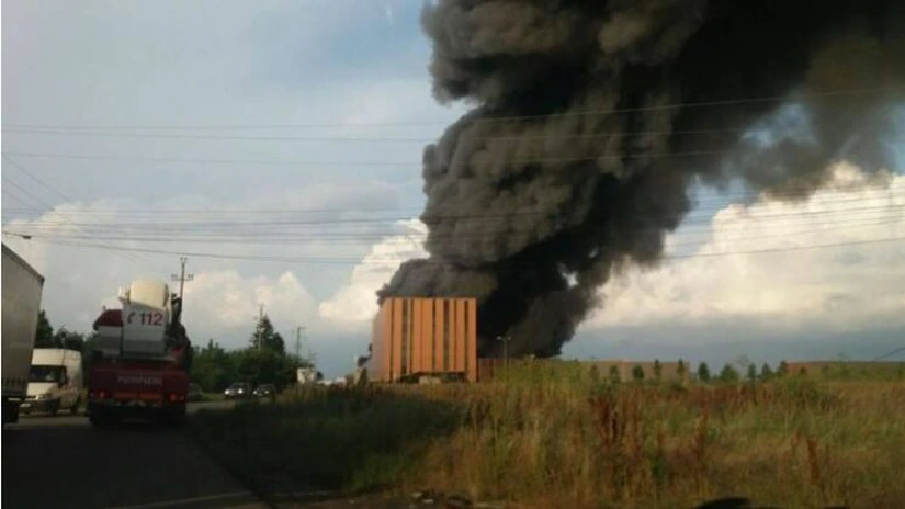 Incendiu puternic la 2 depozite, unul de mobilă şi unul de mase plastice, din Baloteşti. Flăcări de 10 metri. Doi bărbaţi au primit ajutor