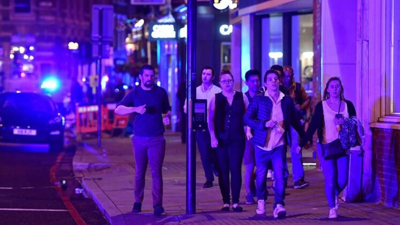 Alertă la Londra: Trei incidente și cel puţin o persoană a decedat. O camionetă a intrat într-un grup de pietoni