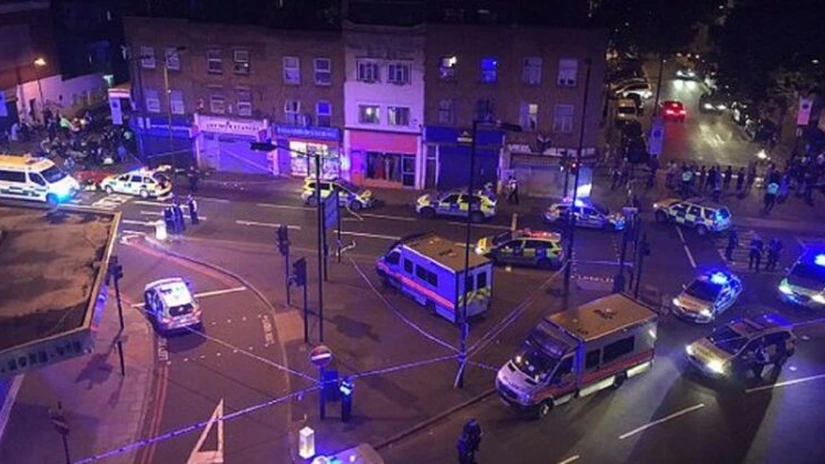 Un mort şi opt răniţi, după ce o maşină a lovit un grup de pietoni la o moschee din Londra. Potenţial atac terorist