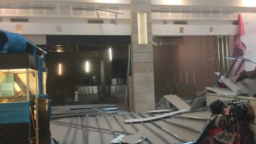 Accident într-un mall din Capitală: Un placaj de mari dimensiuni s-a prăbuşit într-o zonă intens circulată. Nu sunt victime