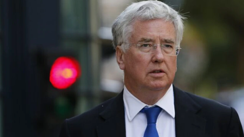 Ministrul apărării din Marea Britanie demisionează, după ce a fost acuzat de hărţuire sexuală