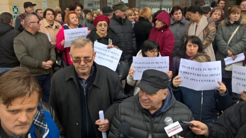 600 de angajaţi APIA au început protestul din faţa Ministerului Agriculturii