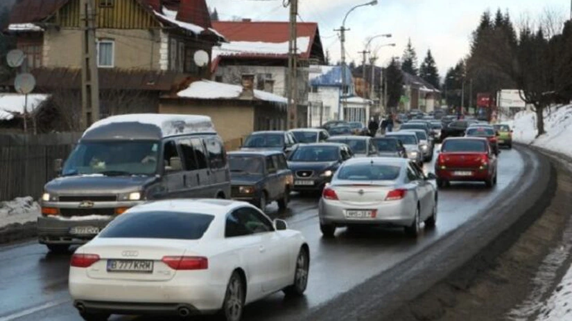 Trafic intens şi coloană de maşini pe DN1. Poliţiştii recomandă ruta alternativă DN 1A
