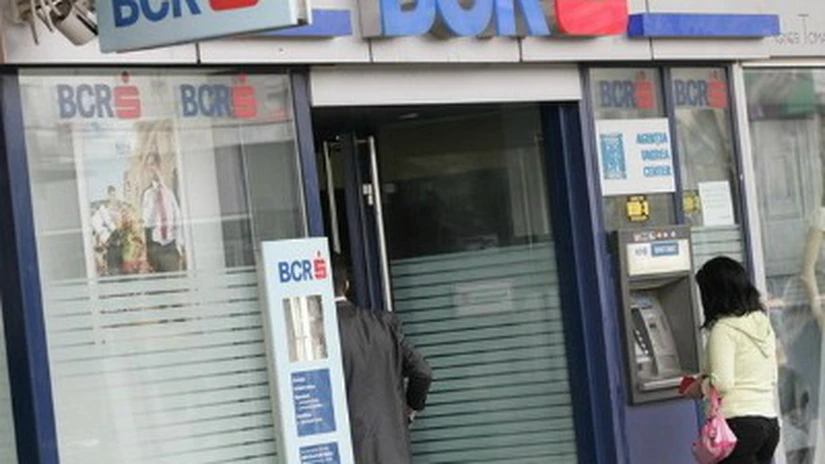 BCR, cea mai mare bancă din România, începe să scoată casieriile din sucursale. În 28 de unităţi nu se mai fac operaţiuni cu cash, ci electronic