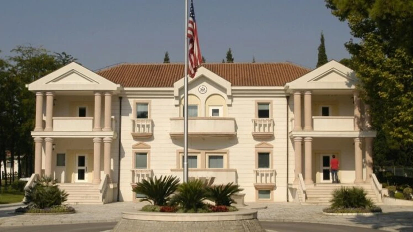 Un dispozitiv exploziv a fost aruncat peste gardul Ambasadei SUA în Muntenegru. Atacatorul s-a aruncat în aer