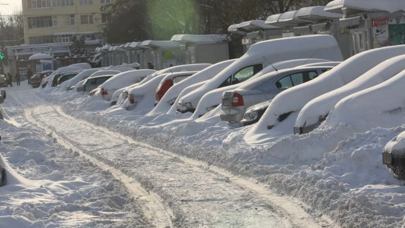 Cod portocaliu în şapte judeţe, gerul, ninsorile şi viscolul continuă şi astăzi. Situaţia drumurilor blocate din toată ţara