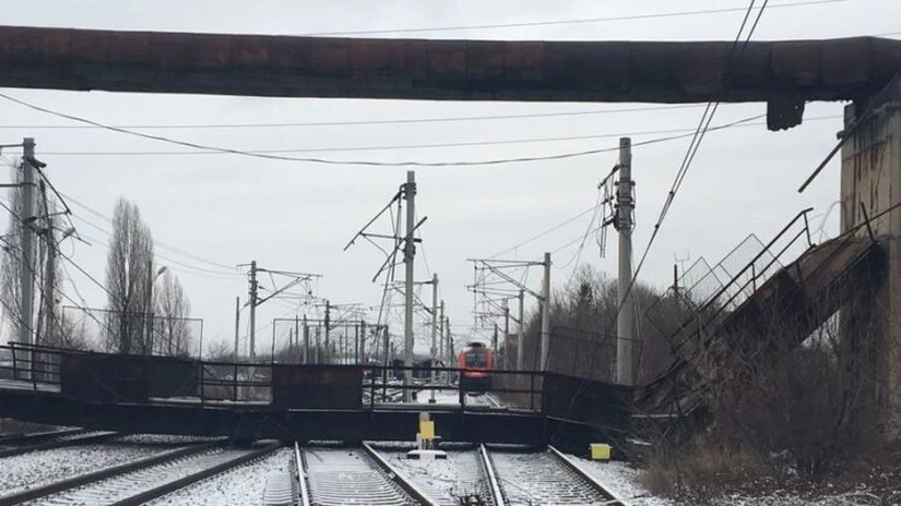 Traficul feroviar este blocat între Bucureşti şi Transilvania. O pasarelă s-a prăbuşit pe calea ferată, la Ploieşti