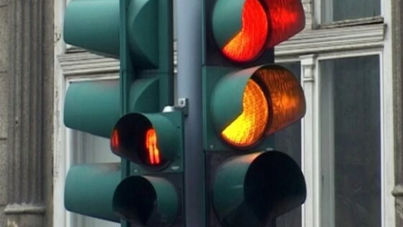 Patru persoane, suspectate că ar fi accesat ilegal sistemul de semaforizare de la o trecere de pietoni din Capitală. Poliţia face cercetări