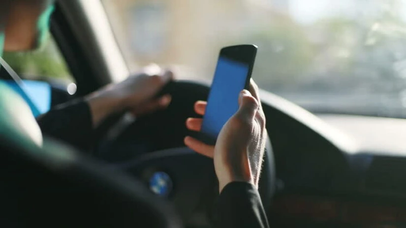 Franţa interzice utilizarea telefoanelor mobile în maşini, chiar şi când acestea sunt trase pe dreapta