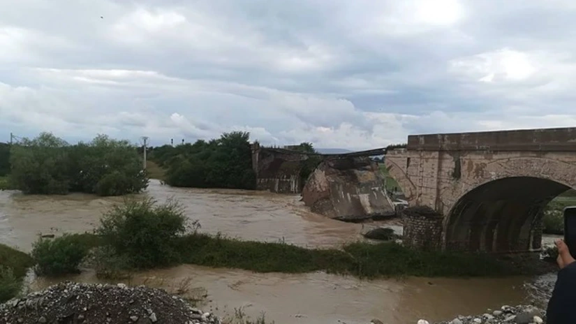 Ministrul Transporturilor despre podul de cale ferată dărâmat în judeţul Braşov: Era sub monitorizare