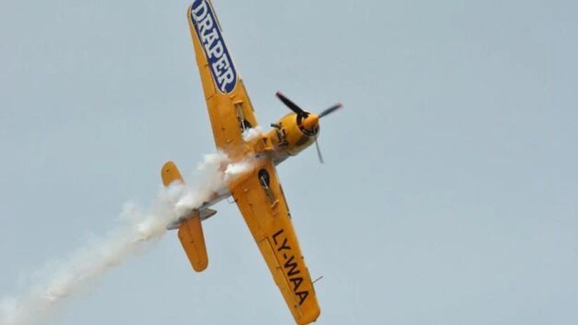 Două avioane de mici dimensiuni s-au ciocnit în județul Suceava. Un pilot a murit