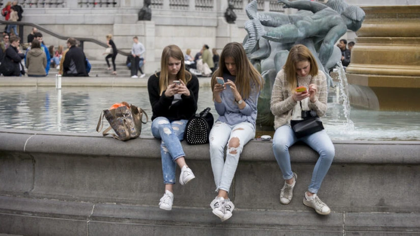 Studiu Kaspersky Lab: 75% dintre persoane folosesc dispozitivele conectate pentru a evita conversaţiile nedorite