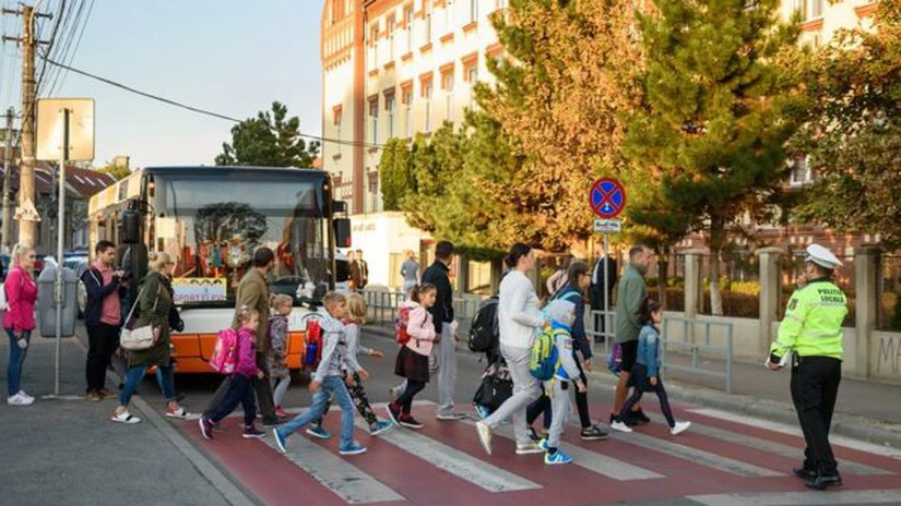Primăria Cluj - Napoca introduce autobuze şcolare. La Bucureşti se reînfiinţează linia pentru elevi 327